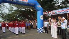 Gubernur Maluku Utara, Sherly Tjoanda Laos, melepas peserta Lomba Gerak Jalan Indah tingkat SMA/sederajat dan Poco-Poco tingkat umum di kawasan Ibu Kota Sofifi. Sabtu, (10/10/26). Dok. Humas ADPIM. 