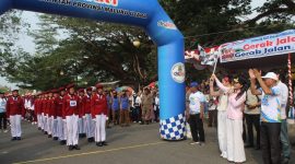 Gubernur Maluku Utara, Sherly Tjoanda Laos, melepas peserta Lomba Gerak Jalan Indah tingkat SMA/sederajat dan Poco-Poco tingkat umum di kawasan Ibu Kota Sofifi. Sabtu, (10/10/26). Dok. Humas ADPIM. 
