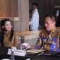 Gubernur Maluku Utara Sherly Tjoanda, bersama Badan Narkotika Nasional Republik Indonesia (BNN RI) yang diwakili oleh Deputi Bidang Pemberdayaan Masyarakat BNN RI, Irjen Pol. Aldrin M.P. Hutabarat, melaksanakan pertemuan dan audiensi yang bertempat di Hotel Bela, Ternate. Selasa (27/10/26). Dok. Adpim Humas. 