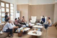 Gubernur Maluku Utara, Sherly Tjoanda, melakukan audiensi bersama Kementerian Kesehatan dan Direktur Rumah Sakit (RS) Pusat Otak Nasional (PON) Mahar Mardjono di Ruang Kerja Gubernur pada Jumat (30/10/26). Dok. Adpim Humas. 