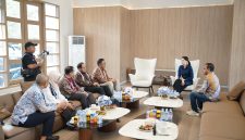 Gubernur Maluku Utara, Sherly Tjoanda, melakukan audiensi bersama Kementerian Kesehatan dan Direktur Rumah Sakit (RS) Pusat Otak Nasional (PON) Mahar Mardjono di Ruang Kerja Gubernur pada Jumat (30/10/26). Dok. Adpim Humas.
