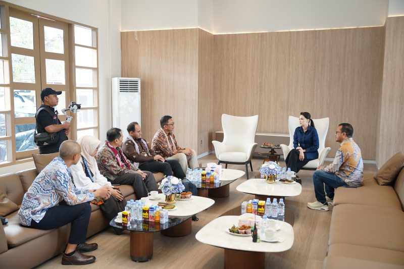 Gubernur Maluku Utara, Sherly Tjoanda, melakukan audiensi bersama Kementerian Kesehatan dan Direktur Rumah Sakit (RS) Pusat Otak Nasional (PON) Mahar Mardjono di Ruang Kerja Gubernur pada Jumat (30/10/26). Dok. Adpim Humas. 