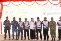 Gubernur Maluku Utara, Sherly Tjoanda, hadir membuka ajang Lomba Menembak untuk memperingati tiga momen besar sekaligus HUT ke-27 Provinsi Maluku Utara, HUT ke-81 TNI, dan HUT ke-81 Korps Brimob Polri di Lapangan Tembak Brimob Polda Maluku. Rabu, (07/10/26). Dok. ADPIM Humas. 
