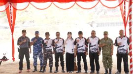 Gubernur Maluku Utara, Sherly Tjoanda, hadir membuka ajang Lomba Menembak untuk memperingati tiga momen besar sekaligus HUT ke-27 Provinsi Maluku Utara, HUT ke-81 TNI, dan HUT ke-81 Korps Brimob Polri di Lapangan Tembak Brimob Polda Maluku. Rabu, (07/10/26). Dok. ADPIM Humas. 