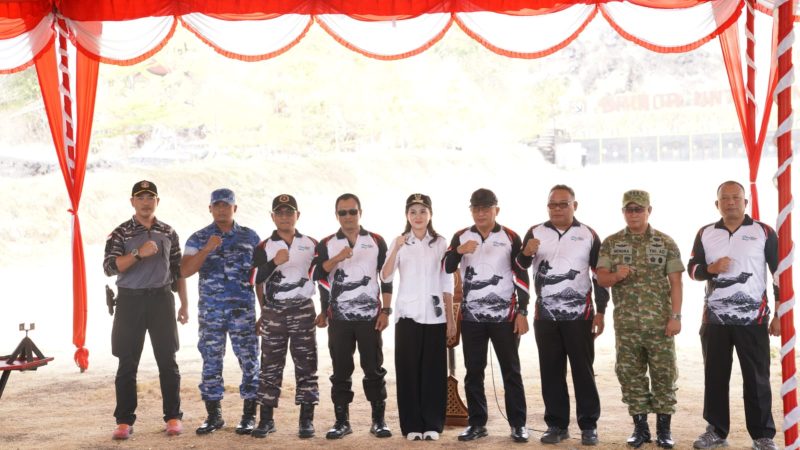 Gubernur Maluku Utara, Sherly Tjoanda, hadir membuka ajang Lomba Menembak untuk memperingati tiga momen besar sekaligus HUT ke-27 Provinsi Maluku Utara, HUT ke-81 TNI, dan HUT ke-81 Korps Brimob Polri di Lapangan Tembak Brimob Polda Maluku. Rabu, (07/10/26). Dok. ADPIM Humas. 